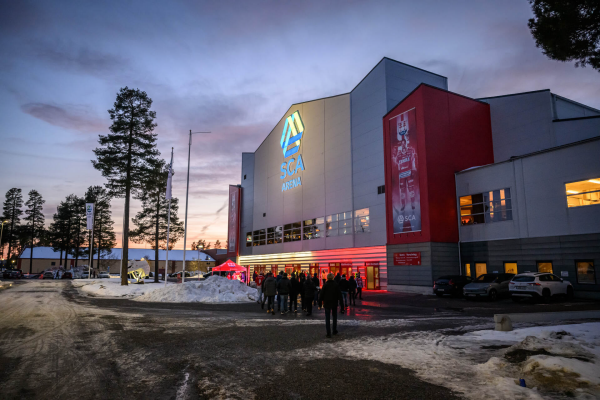 Människor går in i SCA Arena.