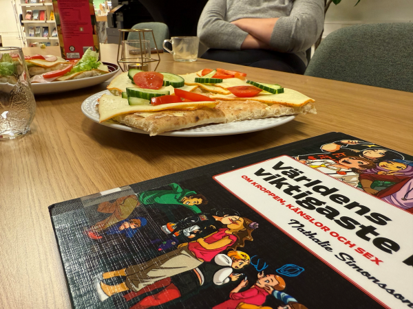 Detaljbild på världens viktigaste bok på ett frukostbord