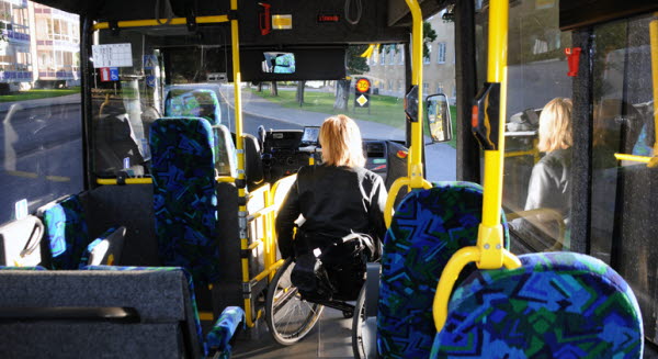 På bilden kan man se en bussresenär med rullstol