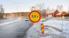Bilden föreställer bron över E4:an, trafikplats Timrå 321.