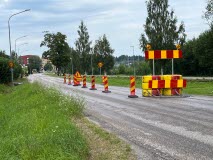 Järnvägsgatan med koner och symbol om vägskada