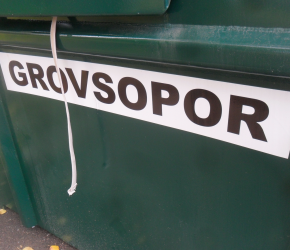 En grön container där det står "Grovsopor" med svart text på vit bakgrund.