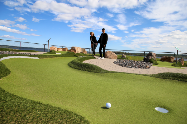 Kate Almroth och William Schmidt på äventyrsgolfbanan