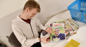 Nicodemus Moe Frelin tar noggrant bort alla häftklamrar från magasinen före strimling