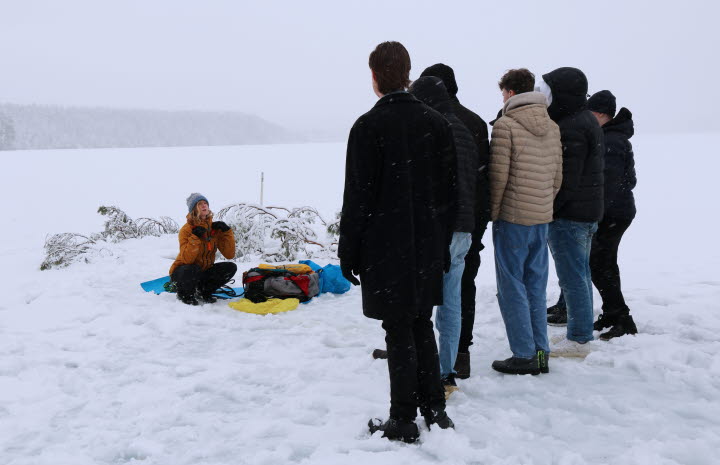 Elever från Timrå Gymnasium lyssnar när läraren Jill har säkerhetsgenomgång om att vara på is