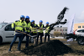 Fem personer i gula arbetsjackor och hjälm med spadar i sina händer tar första spadtaget inför byggandet av nya lägenheter i Söråker.