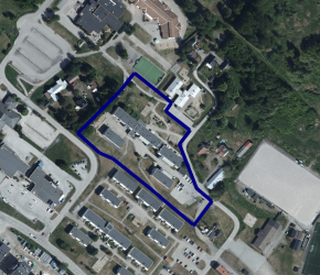 En kartbild över Söråker centrum, där en fastighet runt Bäckgatan är inramad med blå linje.