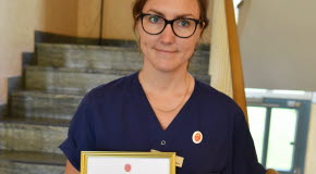 Elin Strinnlund är nyutbildad Silviaterapeut och håller upp diplomet.