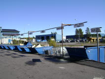Återvinningscentral med containrar för diverse material.