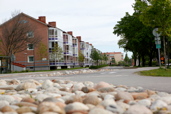 Bilden visar en vy med hus efter köpmangatan i centrala Timrå