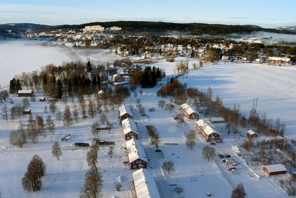 Timrå från ovan i vinterskrud