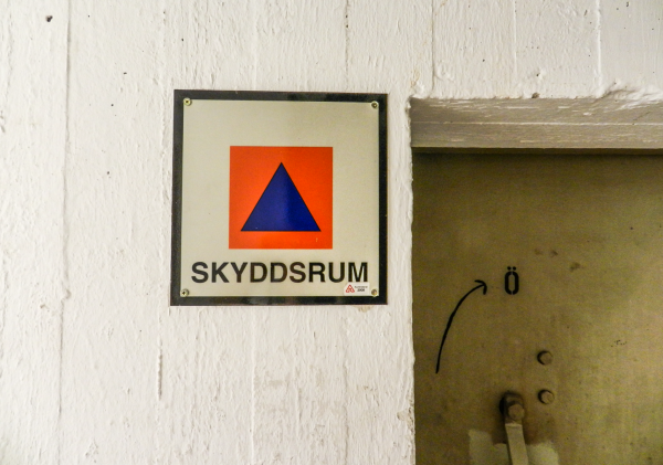 En skylt på en vägg där det står Skyddsrum