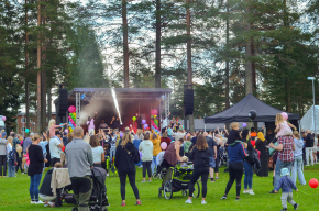 Scen med människor framför