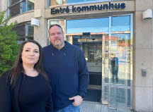 Sofie Jönsson och Per Backberg utanför kommunhuset.