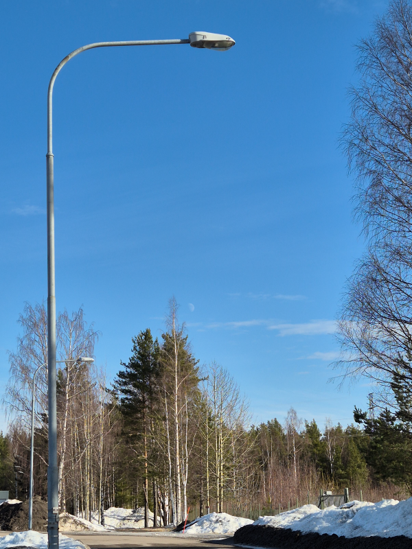 En gatubelysning efter en väg
