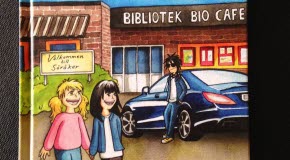 Bokomslaget till boken Bella och broder Superstar där tre tecknade personer står utanför Söråkers Folkets Hus.