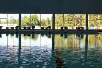 En pool i Timrås simhall.