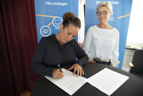 Sara Grape Junkka, Timrå kommun och Elisabeth Högberg, Kommunförbundet Västernorrland, skriver under avtalet om Gemensam familjehemsorganisation.