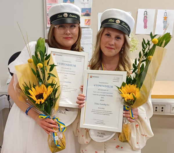 Timrå kommuns stipendiater från Vård- och Omsorgsprogrammet 2025. Leia Enström och Tilda Lundqvist.