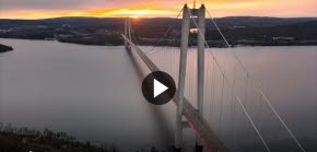 Högakustenbron med playknapp liggande över bilden