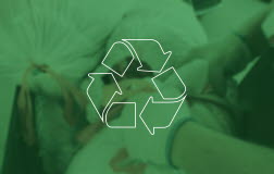 I bakgrunden soppåsar som sorteras. Ett grönt filter ovan och en symbol i vitt för återvinning överst.