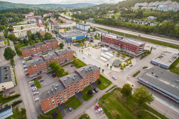 Drönarbild över Vivsta Centrum och Centrumhuset i Timrå.