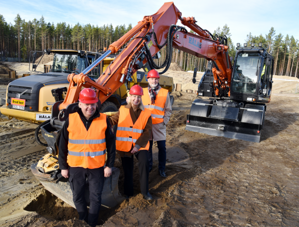 Per Silverliden, Madeleine Raukas och Stefan Dalin under spadtaget av SOS Alarms byggnad i oktober 2024.