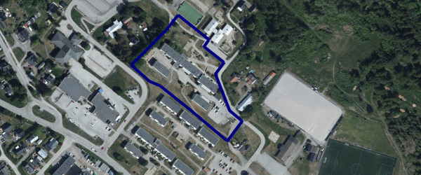 En kartbild över Söråker centrum, där en fastighet runt Bäckgatan är inramad med blå linje.
