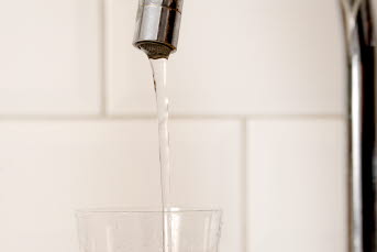 Bild på en vatten som rinner från en kran.