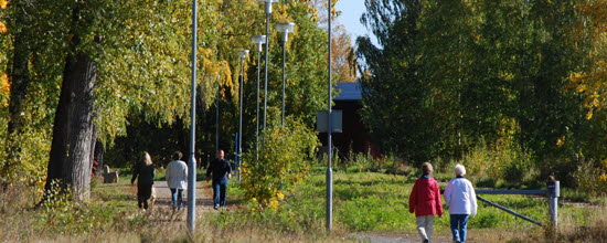 Bilden visar två personer på höstpromenad