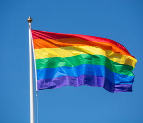 Prideflagga mot blå himmel 