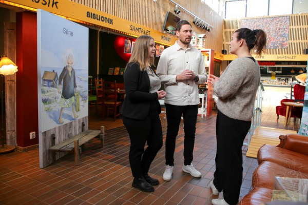 Lina Odelstål och Christoffer Backlund i samtal med medarbetare på Söråkers Folkets Hus