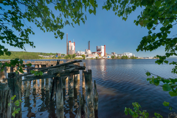 SCA:s fabrik Östrand inramat av gröna lövträd