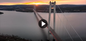 Högakustenbron med playknapp liggande över bilden