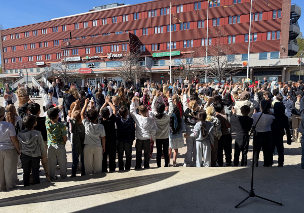 Barn som dansar på torget i Timrå