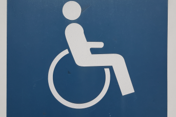 En blå handikappsskylt för parkering.