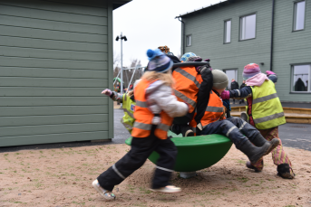 Förskolebarn leker på en lekplats på en förskola.