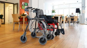 Rullator och rullstol står i ett äldreboende