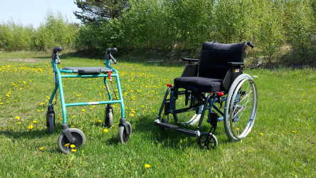 En rollator och rullstol på en gräsmatta