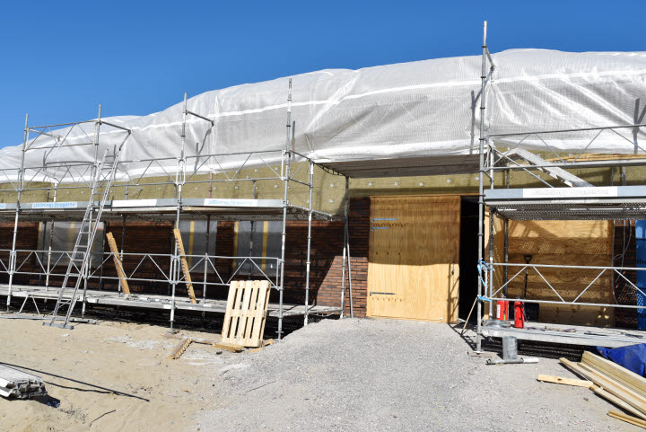 Vuxenutbildningens lokaler sett utifrån. Byggnaden är beklädd med byggställningar.
