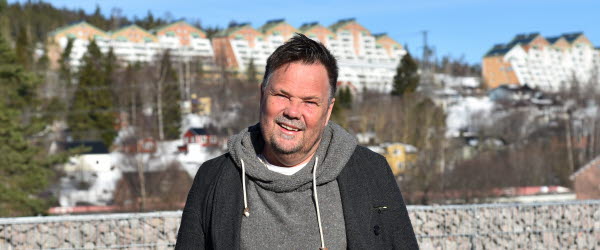 Pelle Selander står på Vivstahöjden med Timrå som bakgrund