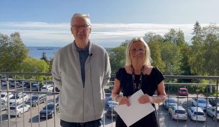 Jan-Christer Jonsson och Annika Nyberg står på balkongen i kommunhuset. Solen skiner. 
