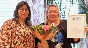 Socialnämndens ordförande Maritza Villanueva Conteras med årets handledare Ann-Sofie Lundgren