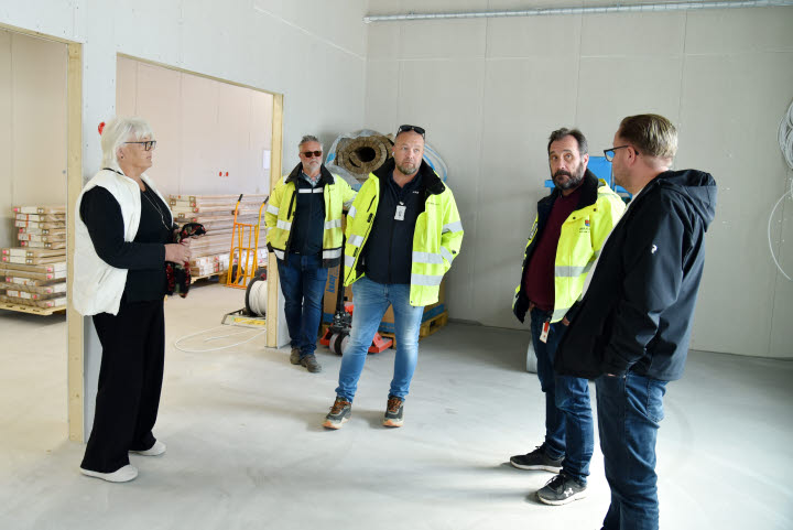 Lisbeth Eklund (S), Torbjörn Andersson, Rekab, Markus Sjöström (M), Fredrik Byström, Rekab och Torbjörn Nylander i Vuxenutbildningens nya lokaler.