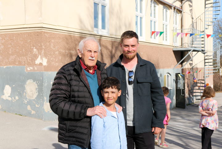 Olle, Emil och Alfons Maxén blickar in i kameran med ett leende på läpparna. De står utanför Fagervik skola.