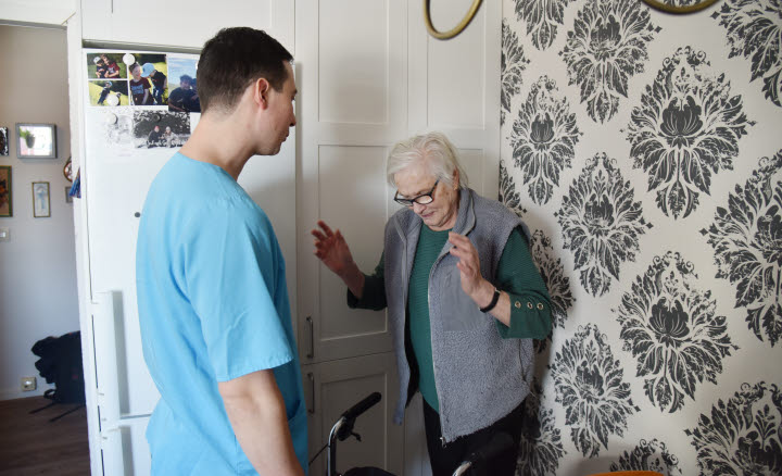 Anderas Silverhav tränar balans med Birgitta Jonsson.