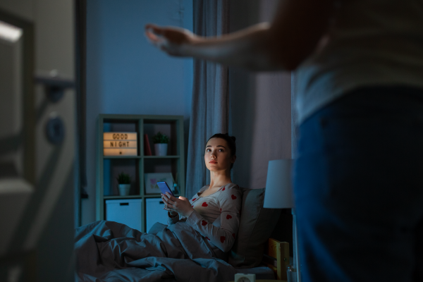 Tonåring sitter i säng