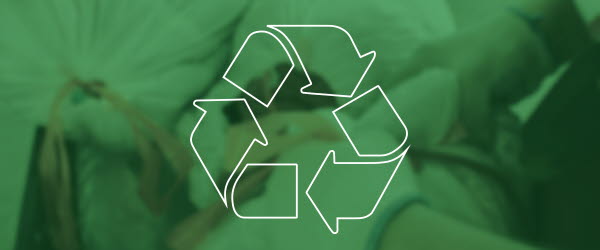 I bakgrunden soppåsar som sorteras. Ett grönt filter ovan och en symbol i vitt för återvinning överst.