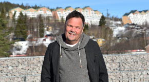 Pelle Selander står på Vivstahöjden med Timrå som bakgrund