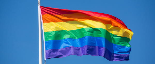 Prideflagga mot blå himmel 